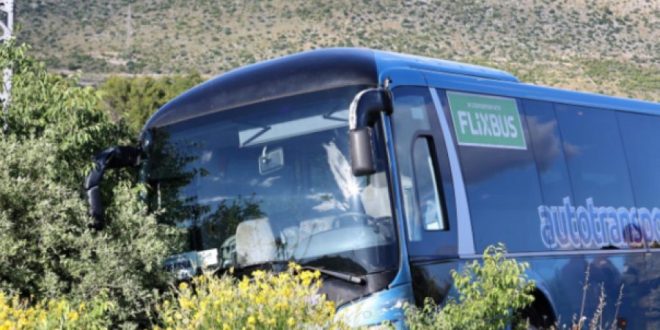 AUTOBUS PUN VOJNIKA SLETIO S CESTE: Vozač automobila pod drogom izazvao sudar kod Šibenika