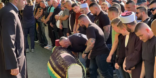 Otac se posljednji oprostio: Potresna dženaza Benjaminu Spahoviću