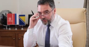 Košarac žestoko poručio Konakoviću: "Ne možeš birati s kim ćeš razgovarati – ponašaš se kao slon u staklarskoj radnji"