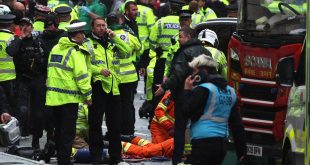 HOROR U LIVERPOOLU: Automobilom se zabio u gomilu navijača tokom proslave titule, helikopteri nadlijeću grad