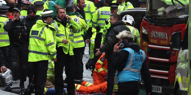 HOROR U LIVERPOOLU: Automobilom se zabio u gomilu navijača tokom proslave titule, helikopteri nadlijeću grad