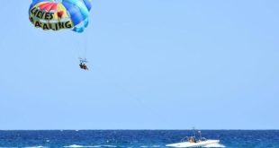 Tragedija u Budvi: Djevojka pala s visine tokom parasailinga i poginula na licu mjesta