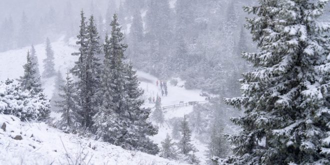 NEVJEROVATNE SCENE U HRVATSKOJ: Snijeg prekrio Zavižan kao usred zime, putevi zameteni, temperatura ispod nule! (FOTO, VIDEO)