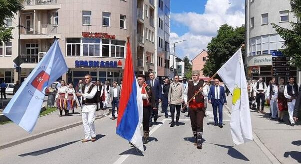 Sramotan defile u Prijedoru: Veličanje zločina na dan uoči bijelih traka