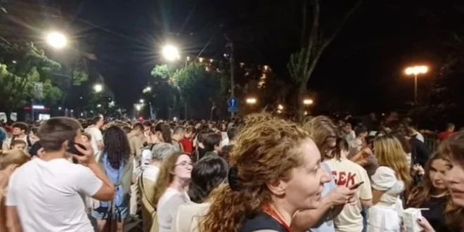 Masovno okupljanje u Beogradu nakon izbora: Stotine Vučićevih pristalica u maskama izazivale građane