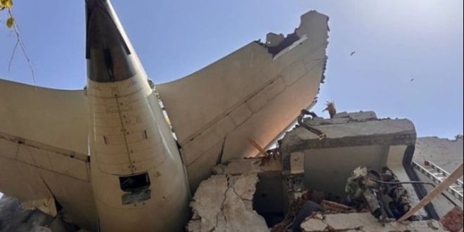 Stravične scene iz Indije: Rep aviona visi s uništene zgrade, strahuje se da nema preživjelih