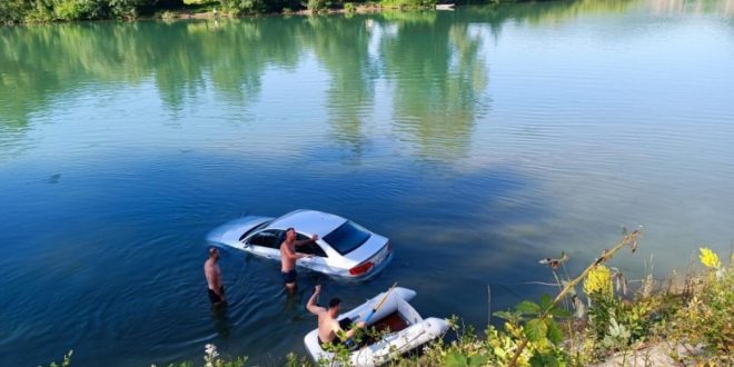 Audi A4 sletio u Drinu kod Goražda zbog neaktivirane ručne kočnice (FOTO)