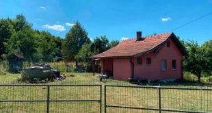 (VIDEO) Tragedija kod Lukavca: Unuk pronašao tijelo bake u dvorištu porodične kuće