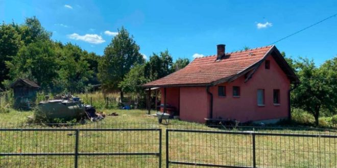 (VIDEO) Tragedija kod Lukavca: Unuk pronašao tijelo bake u dvorištu porodične kuće