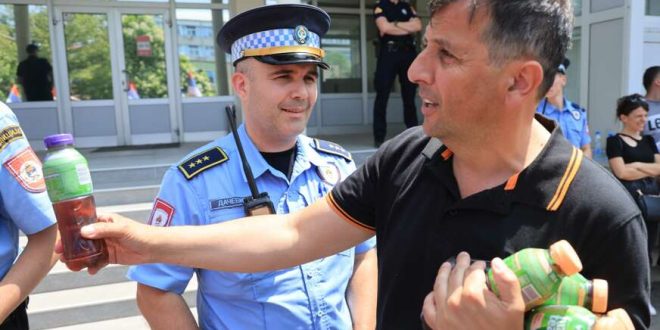 (VIDEO, FOTO) Gest koji je dirnuo sve: Vukanović dijelio sokove policajcima na suncu, masa skandirala “Vukana za ministra!”