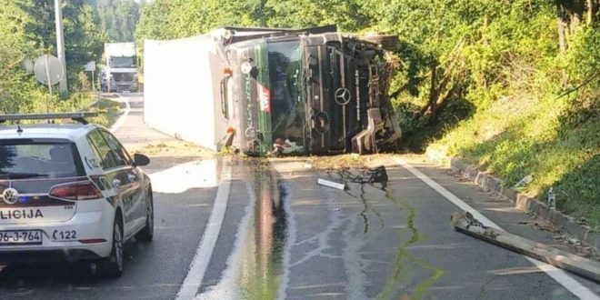NESREĆA KOD ILIJAŠA: Kamion se prevrnuo u Srednjem, jedna osoba povrijeđena