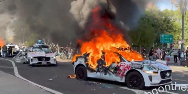 HAOS U LOS ANGELESU: Demonstranti pale vozila, helikopteri nad gradom – Trump aktivirao marince