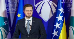 Čengić je završio dvije godine studija Pravnog fakulteta Univerziteta u Sarajevu, a druge dvije na Pravnom fakultetu Univerziteta PIM u Banjoj Luci. Odluka o poništenju diplome objavljena je sredinom maja u Službenom listu RS-a. On ističe da je prije dva mjeseca obaviješten da je Inspektorat RS-a donio rješenje kojim zahtijeva poništenje njegove diplome prvog ciklusa zbog pogrešaka u vođenju dokumentacije i priznavanju ispita položenih na Univerzitetu u Sarajevu. "Svjestan sam motiva, tajminga i načina na koji je ova odluka donesena, ali umjesto da govorim o 'napadima na Bošnjake' ili pravim druga poređenja, poput slučaja gradonačelnika u drugim državama, poštujem odluke institucija. Prihvatam posljedice, ali ne i bilo kakvu odgovornost, jer ako su propusti i postojali, oni nisu moji", ističe Čengić. Naglašava da će iskoristii zakonska prava kako bi dokazao svoju ispravnost. "Kao legalista poštovati ću svaku konačnu odluku institucija. Uvjeren sam da će se u toku postupka sve činjenice koje su od značaja za rješavanje ove stvari utvrde tačno i ispravno, u interesu pravde, a ne u interesu određenih grupa i pojedinaca. Ostajem na poziciji načelnika Općine, jer za tu funkciju – kao i za svaku drugu koju sam obavljao u proteklih 13 godina kao izabrani dužnosnik – akademsko zvanje nije bilo uslov, već isključivo podrška naroda. Svaku poziciju na koju sam bio biran dobio sam isključivo voljom građana, te mi nikada uslov za obavljanje niti jedne dužnosti nije bio akademsko zvanje. Već godinu dana trpim različite napade zbog borbe protiv osuđenih kriminalnih pojedinaca i grupa – od napada bombom na moju porodicu, pritisaka na kolege koji su uz mene do političkih pritisaka. Međutim, sve ću izdržati dok imam podršku naroda. Ako podrške ne bude, sam ću otići, jer se nikada nisam nametao. Oni koji misle da će me ovako usporiti, varaju se jer sada idemo još jače kao i nakon svakog udara", istakao je Čengić u saopćenju. Dodao je da je isti i sada kao i svih 13 godina koliko mu, kako kaže građani ukazuju povjerenje na izborima. "Nastavit ću raditi predano kako bih opravdao to povjerenje, kao i svaki put do sada. Neću više davati izjave na ovu temu dok sud ne završi svoj posao. Svjestan trajanja sudskih procesa, neovisno o ovom slučaju, na drugom fakultetu ću obnoviti treću i četvrtu godinu prvog ciklusa studija. Posljedično tome i diploma drugog ciklusa sa Univerziteta UNSA će morati biti stavljena van snage dok se ne okonča sudski postupak. Za kraj želim jasno istaći da moj privatni problem neće osjetiti građani Starog Grada i da ću i dalje biti u potpunosti fokusiran na predan rad, što se najbolje vidjelo u protekla dva mjeseca", zaključio je.