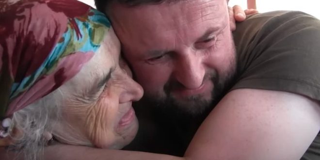 Poslije 40 godina pronašao majku: Dirljiv susret sina i nane Mejrem rasplakao cijeli Balkan (VIDEO)