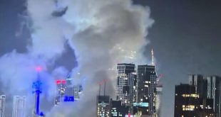 Sirene širom Izraela, ogromni oblaci dima nad Tel Avivom Kako javlja Haaretz, izraelska vojska saopćila je da će se sirene za zračnu uzbunu oglasiti širom zemlje te je pozvala građane da se odmah upute u skloništa. Glavna dopisnica The Guardiana za Bliski istok, Emma Graham-Harrison, javlja iz Tel Aviva kako se nad gradom čuju brojna presretanja projektila u zraku. Haaretz javlja da je iz Irana lansirano više od 100 raketa, a sirene za uzbunu oglasile su se širom Izraela. Eksplozije odjekuju u Jeruzalemom, javlja CNN. (Vijesti.ba)