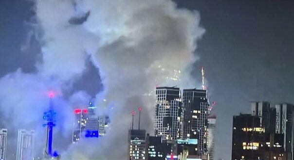 Sirene širom Izraela, ogromni oblaci dima nad Tel Avivom Kako javlja Haaretz, izraelska vojska saopćila je da će se sirene za zračnu uzbunu oglasiti širom zemlje te je pozvala građane da se odmah upute u skloništa. Glavna dopisnica The Guardiana za Bliski istok, Emma Graham-Harrison, javlja iz Tel Aviva kako se nad gradom čuju brojna presretanja projektila u zraku. Haaretz javlja da je iz Irana lansirano više od 100 raketa, a sirene za uzbunu oglasile su se širom Izraela. Eksplozije odjekuju u Jeruzalemom, javlja CNN. (Vijesti.ba)