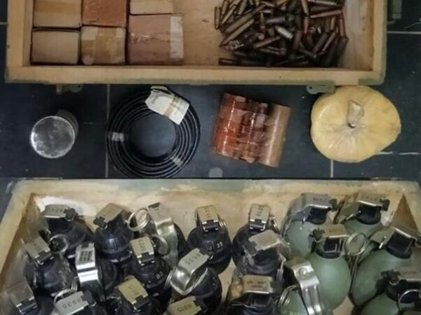 (FOTO) Žena kupila kuću i pronašla skriveni arsenal, bombe, eksploziv i stotine metaka