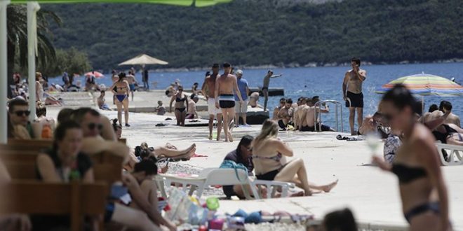 Skupo ljeto u Neumu: Dva soka gotovo 15 KM, građani ogorčeni zbog cijena