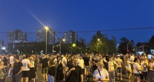 NAPETO U SRBIJI: Studenti blokirali saobraćajnice u Beogradu i Novom Sadu, privođenja se nastavljaju (VIDEO)