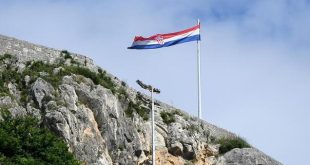 Ukradena hrvatska zastava s kninske tvrđave, sumnja se na TikTok izazov