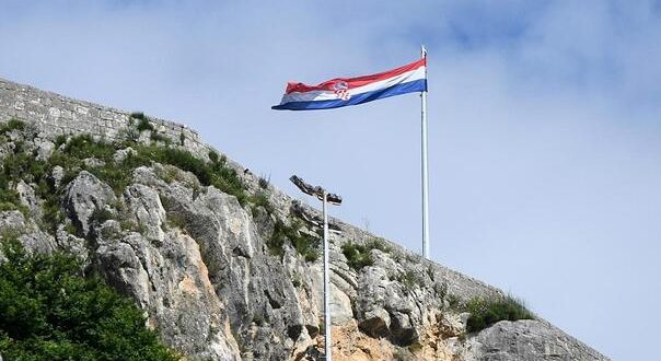 Ukradena hrvatska zastava s kninske tvrđave, sumnja se na TikTok izazov