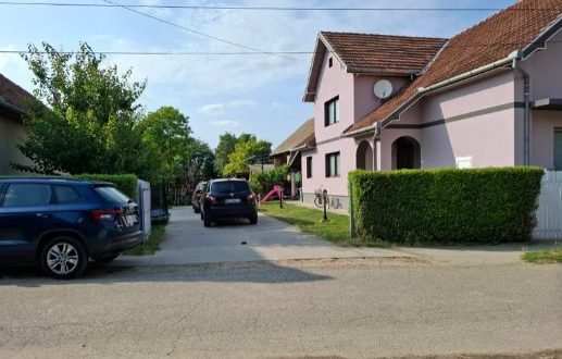 Tragedija kod Bača: Otac vozeći traktor u rikverc slučajno usmrtio jednogodišnju kćerku