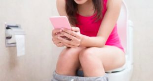 STRUČNJACI UPOZORAVAJU: Evo zašto NIKADA ne biste smjeli koristiti telefon na WC šolji