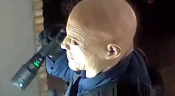 Snimljen ubica političarke: Nosio jezivu masku i prerušio se u policajca