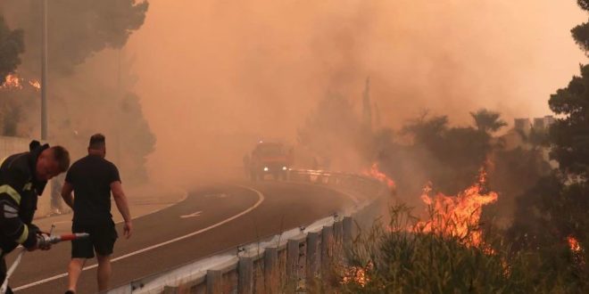 (VIDEO) STRAVIČAN POŽAR U HRVATSKOJ: Izgorjelo najmanje 12 kuća i uljara, sumnja se na podmetanje